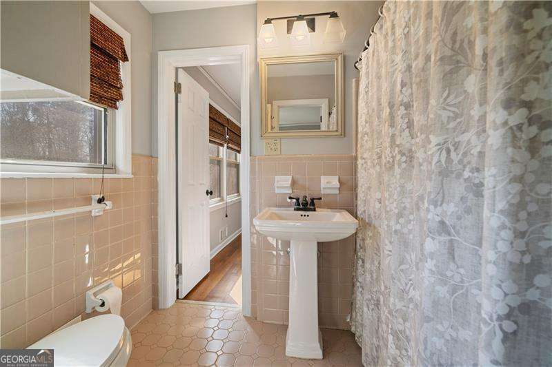 Roswell, Georgia 30075, United States, 3 Bedrooms Bedrooms, ,3 BathroomsBathrooms,Residential,Pending,699