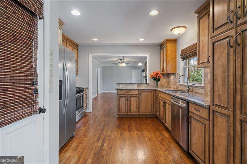 Roswell, Georgia 30075, United States, 3 Bedrooms Bedrooms, ,3 BathroomsBathrooms,Residential,Pending,699