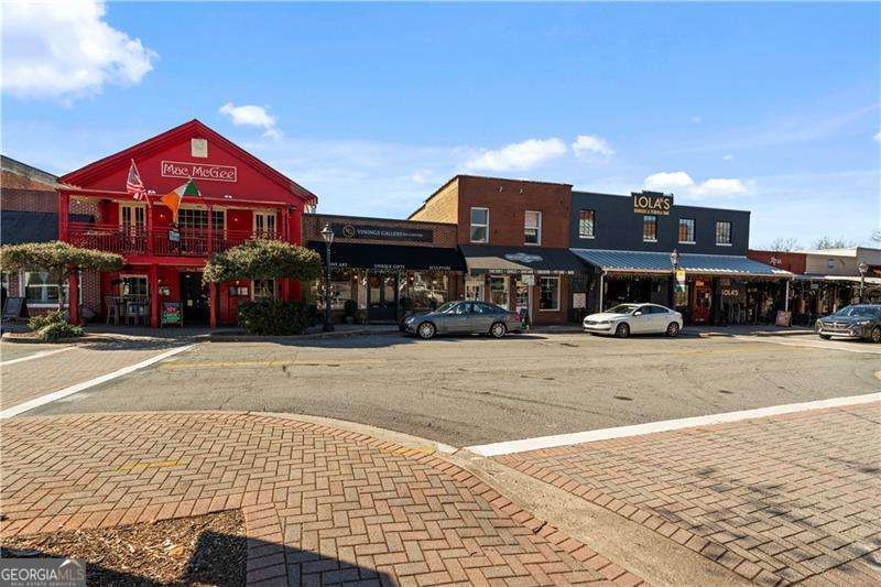 Roswell, Georgia 30075, United States, 3 Bedrooms Bedrooms, ,3 BathroomsBathrooms,Residential,Pending,699