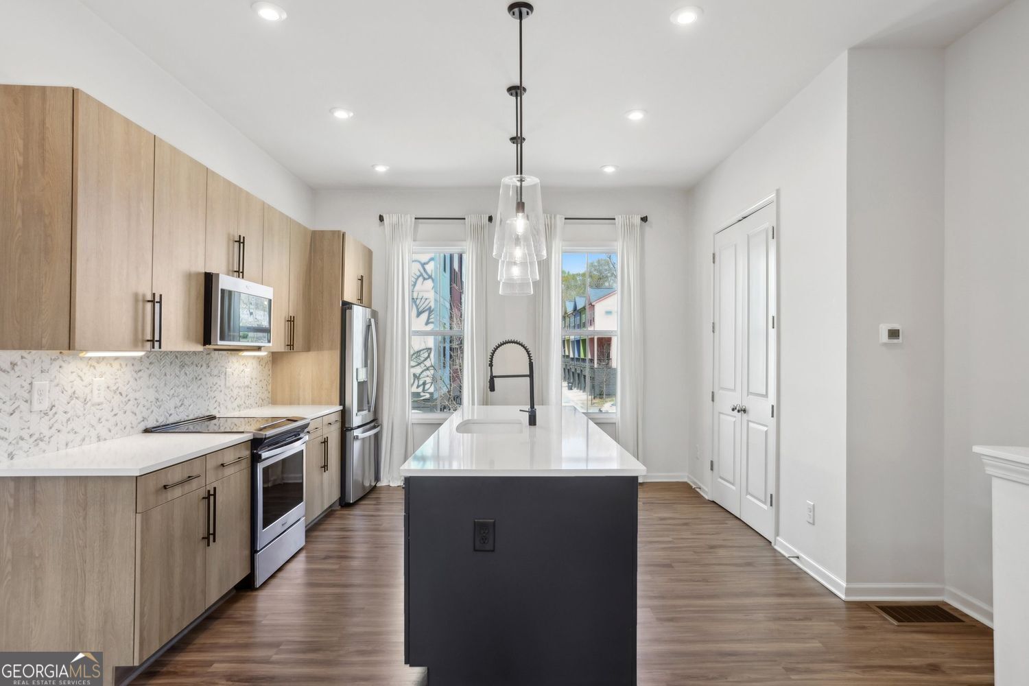 Atlanta, Georgia 30317, United States, 3 Bedrooms Bedrooms, ,3 BathroomsBathrooms,Residential,Pending,100808