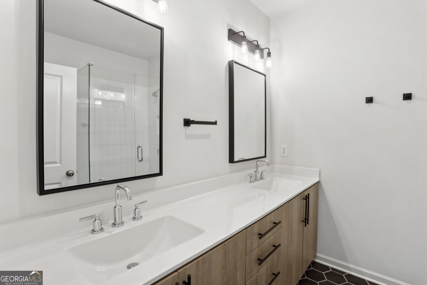 Atlanta, Georgia 30317, United States, 3 Bedrooms Bedrooms, ,3 BathroomsBathrooms,Residential,Pending,100808