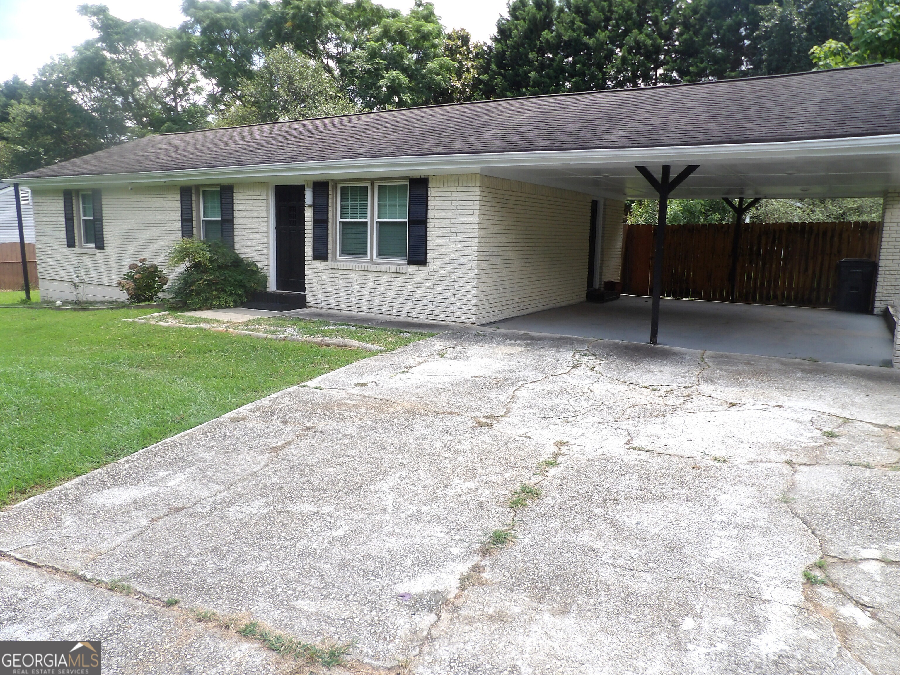 For Rent, very attractive 3 Bedroom 1 and 1/2 Bath Home in Loganville, GA Walton County. Home has lots of fenced backyard space. 4-sided Brick. Granite countertops with stainless steel appliances in spacious kitchen area. Washer and Dryer not included with this rental. To be rented unfurnished. 3 lovely, appointed bedrooms. Close to shopping, and main street. Please call listing agent for details.