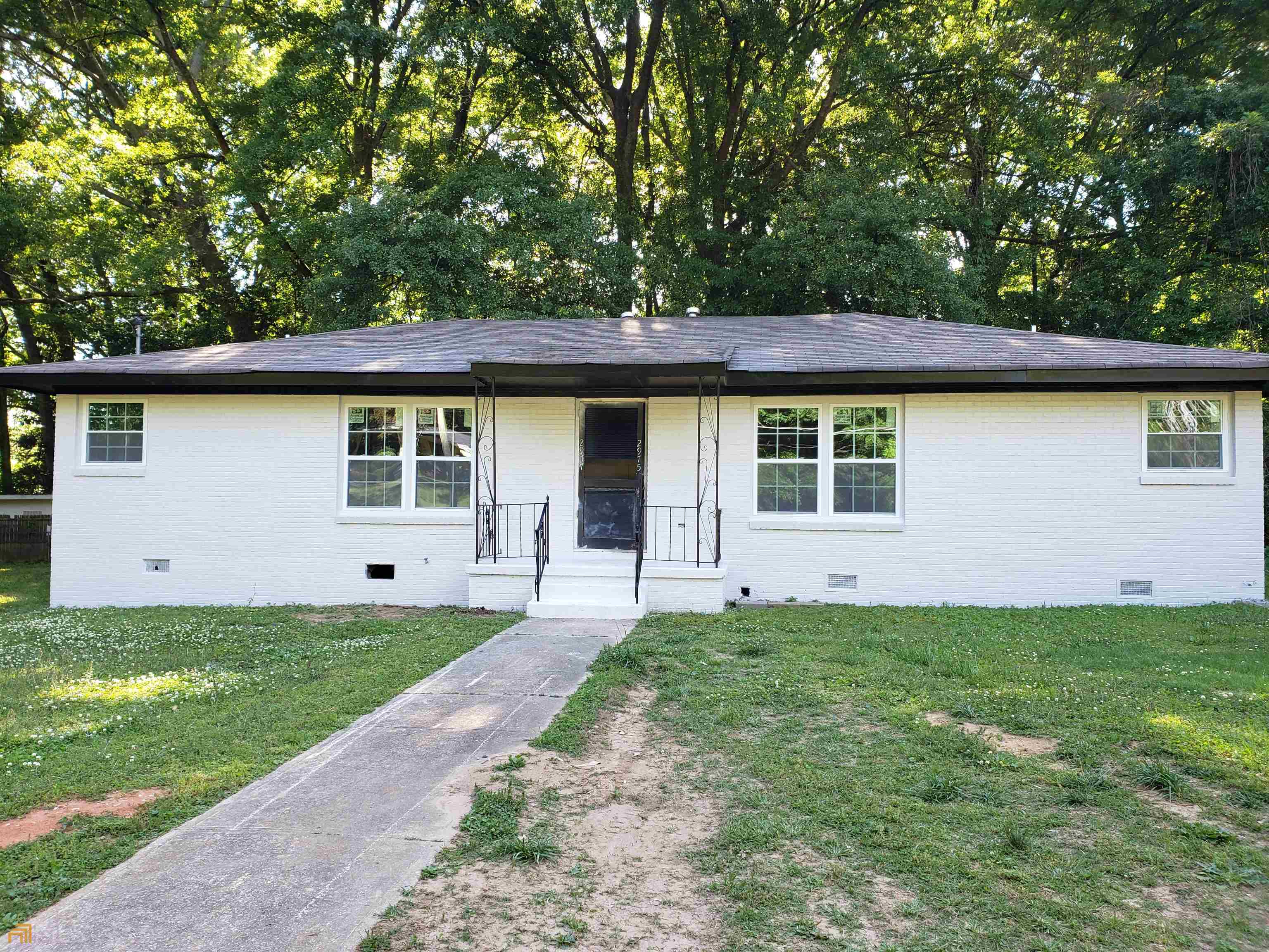 Newly renovated duplex unit located in East Point, minutes from the downtown Atlanta and Hartsfield Jackson Airport. This is a 2 Bedroom, 1 Bathroom Unit that features a tiled kitchen and bath with hardwood floors in the family room.