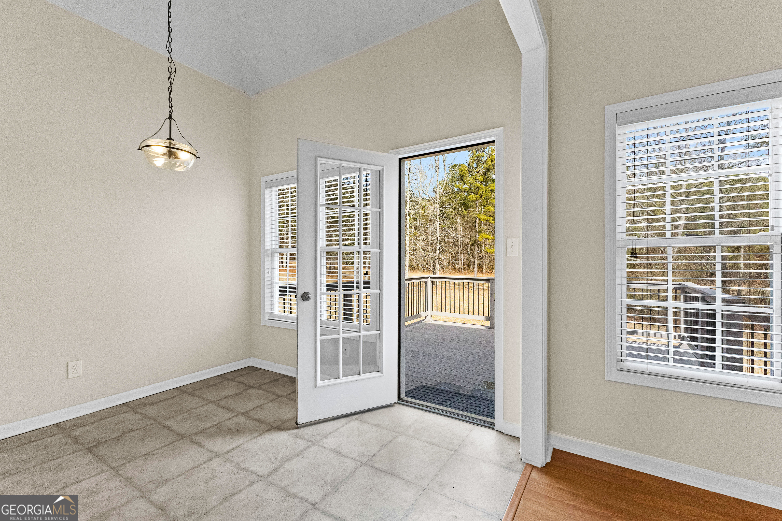 Newnan, Georgia 30265, United States, 3 Bedrooms Bedrooms, ,2 BathroomsBathrooms,Residential,Pending,18127