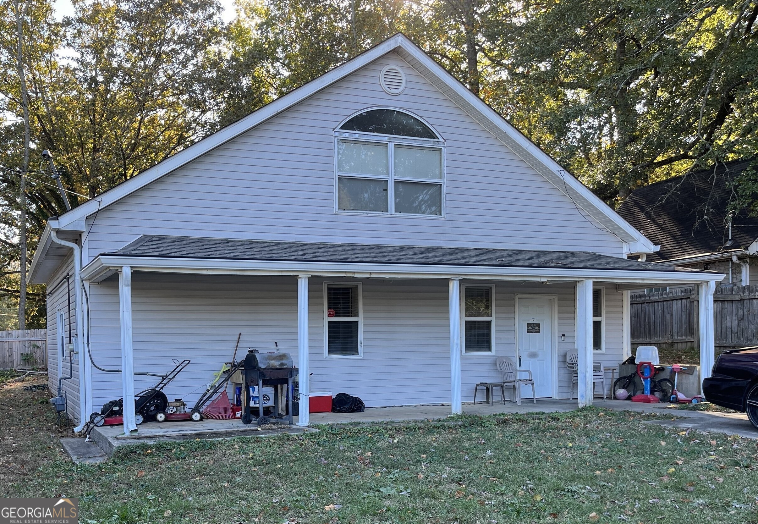 Investors are welcome. This charming 4-bedroom, 2-bathroom home in the heart of Atlanta is a hidden gem! Fully fenced for privacy (except the driveway), it's the perfect blend of comfort and convenience. Roof was replaced in August 2024. Don't miss your chance to make this city oasis yours!