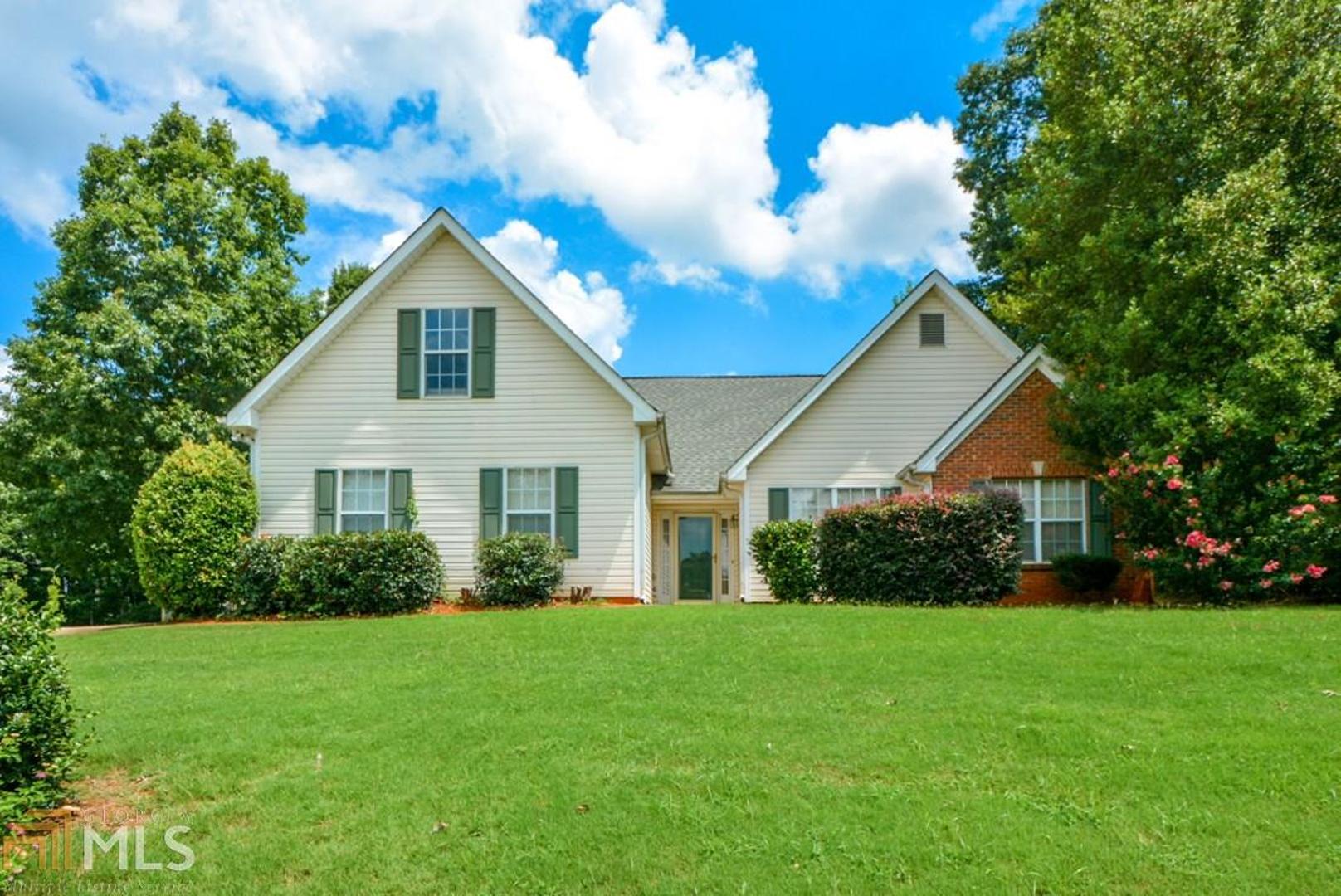 STEPLESS RANCH ON .6 ACRE LOT W/ FENCED BACK YARD! SIDE ENTRY GARAGE, LARGE VAULTED FAMILY ROOM W/ FIREPLACE. WHITE KITCHEN W/ ALL APPLIANCES STAYING, INCLUDES BREAKFAST AREA. VAULTED MASTER ON MAIN HAS LARGE WALK-IN CLOSET, 1/2 VAULTED MASTER BATH HAS SEP 4' SHOWER, DUAL VANITIES AND A GARDEN TUB. UNFINISHED BONUS ROOM, PRIVATE FENCED BACK YARD AND MORE!
