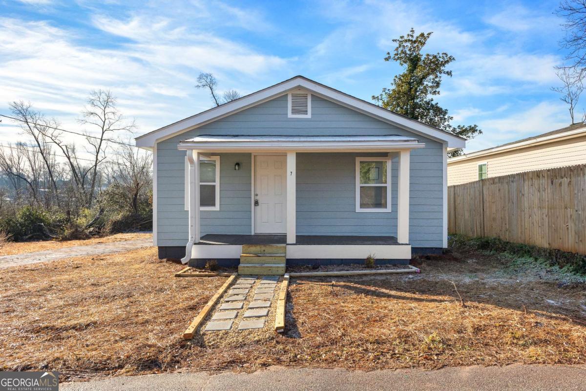 Tastefully updated 2 BR 1 BA home walking distance to downtown Newnan. Excellent location between Newnan's vibrant court square and Ashley Park. Easy access to I 85. Home has granite countertops with new cabinets and all new paint, flooring, fixtures, and a new deck. Owner/Agent