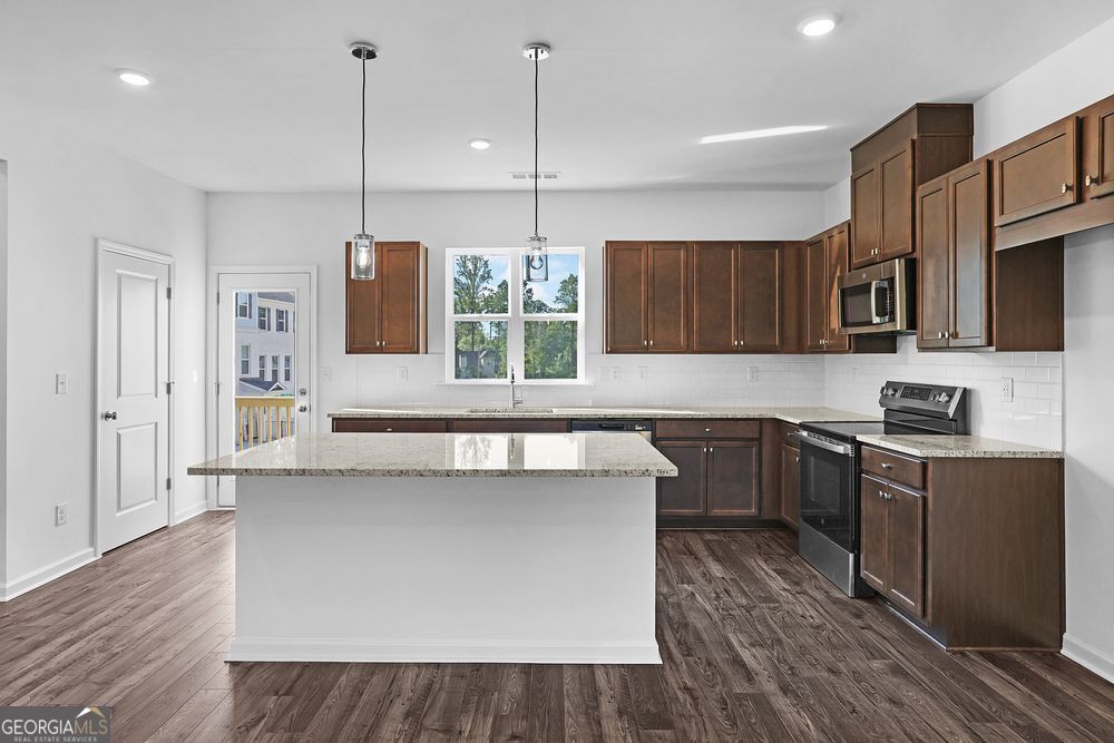 221 Lytham DR SE