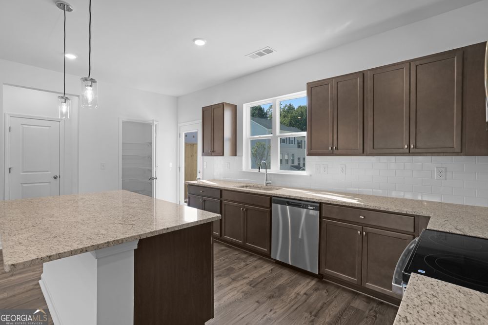 221 Lytham DR SE