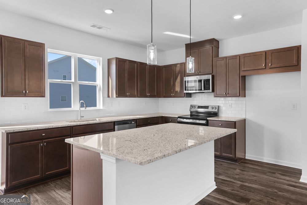 221 Lytham DR SE