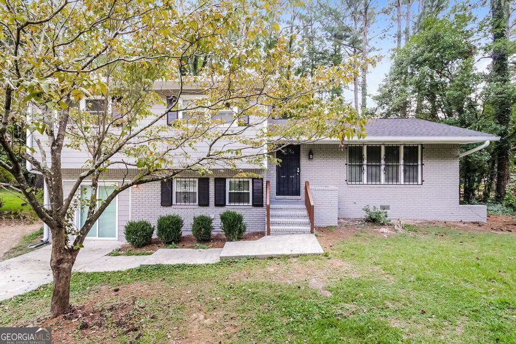 Photo of 4676 Pueblo Drive SW, Atlanta, GA 30331 (MLS # 10729922)