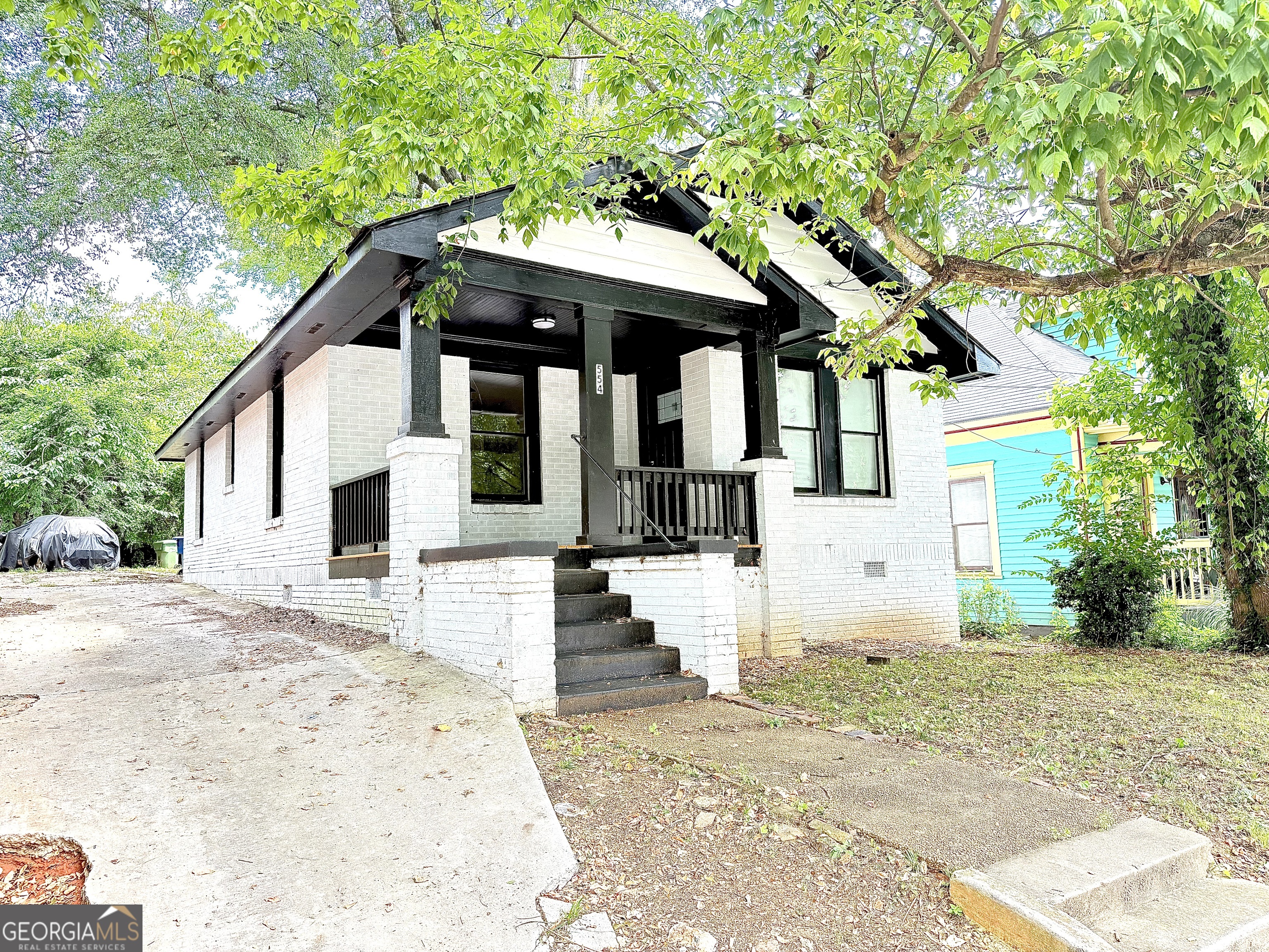 This move-in-ready property features modern updates throughout, including a sleek kitchen, upgraded bath, and fresh finishes. Enjoy a spacious backyard and prime location just minutes from downtown, shopping, dining, and parks.