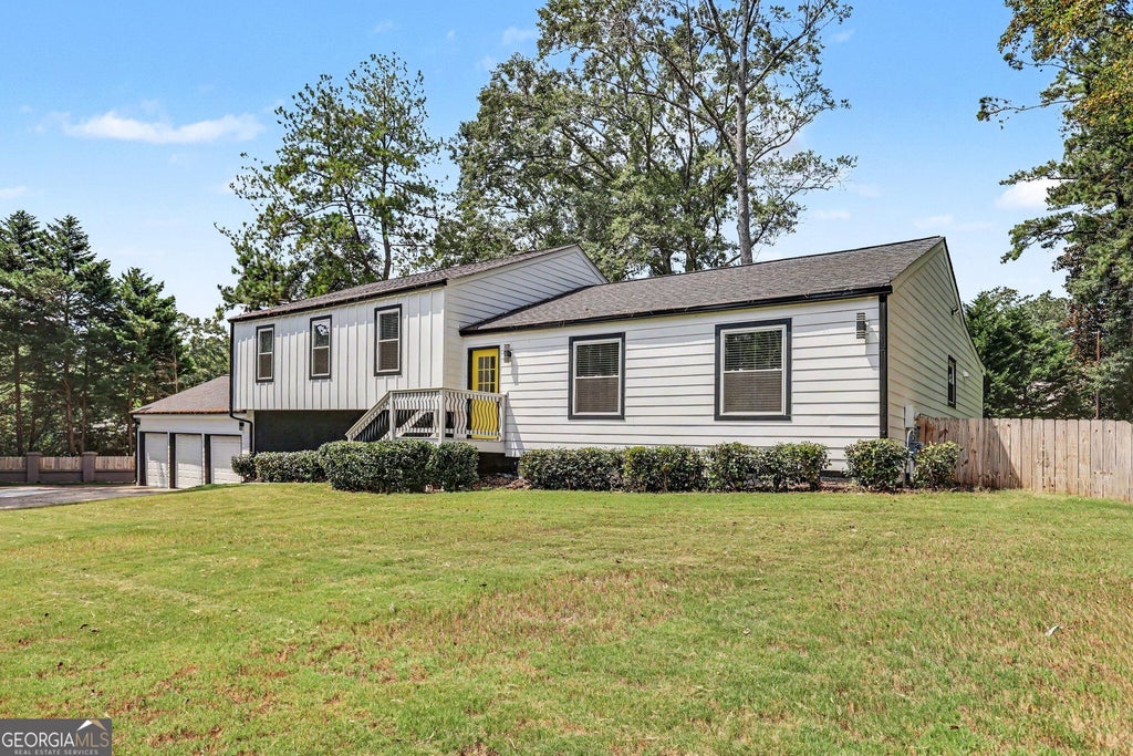 Photo of 3919 Lower Roswell Road, Marietta, GA 30068 (MLS # 10870634)