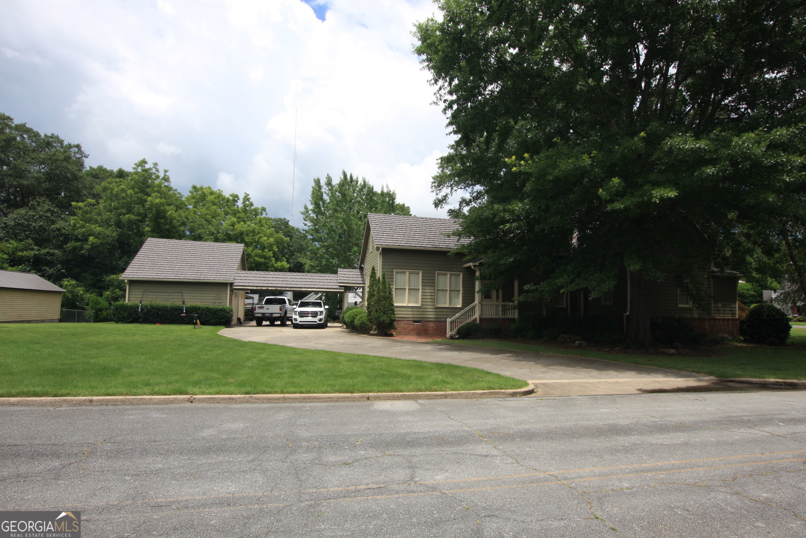 223 Bluff ST