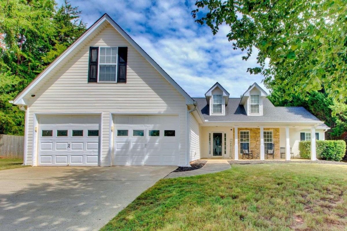 Hard to find RANCH! This home with on trend neutral colors and freshly painted trim has an updated kitchen with granite and counter height bar overlooking the breakfast and family room, split bedroom floorplan, and bonus room. The large master bedroom with tray ceilings offers a sitting room ideal for office or reading nook, ensuite with a soaking tub and separate shower, and huge walk in closet. Outside, enjoy the adorable front porch or the large fenced backyard.