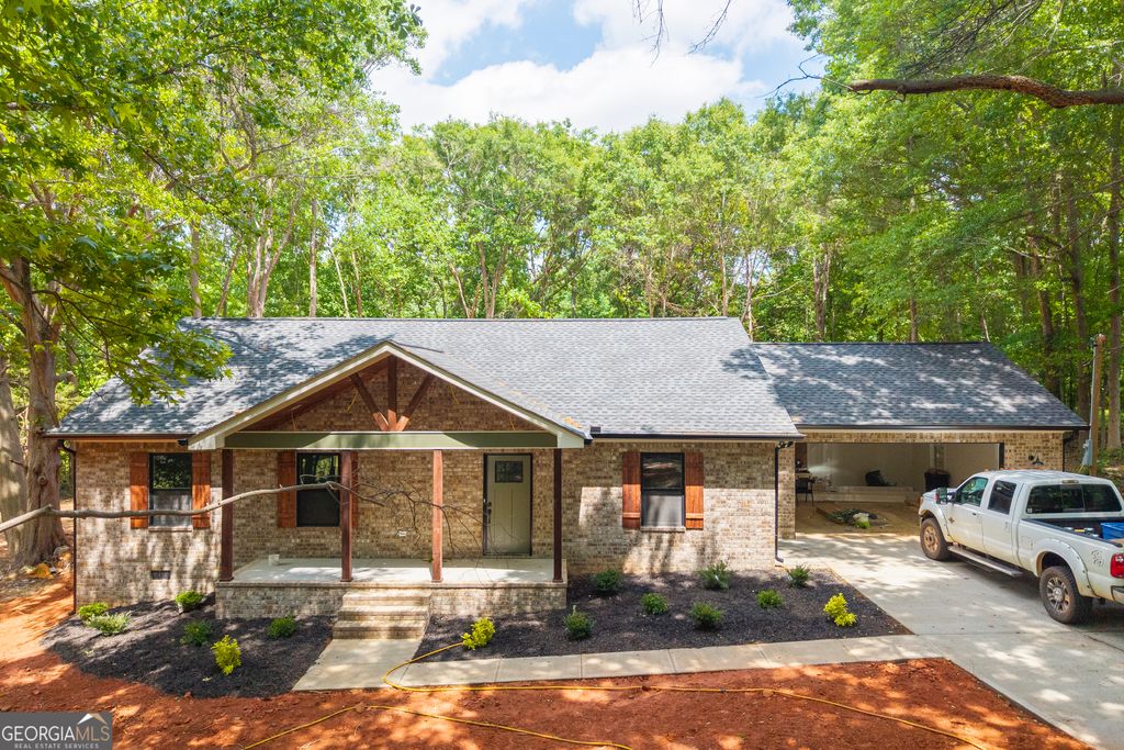 Photo of 124 Baskins Ext, Canon, GA 30520 (MLS # 10756429)