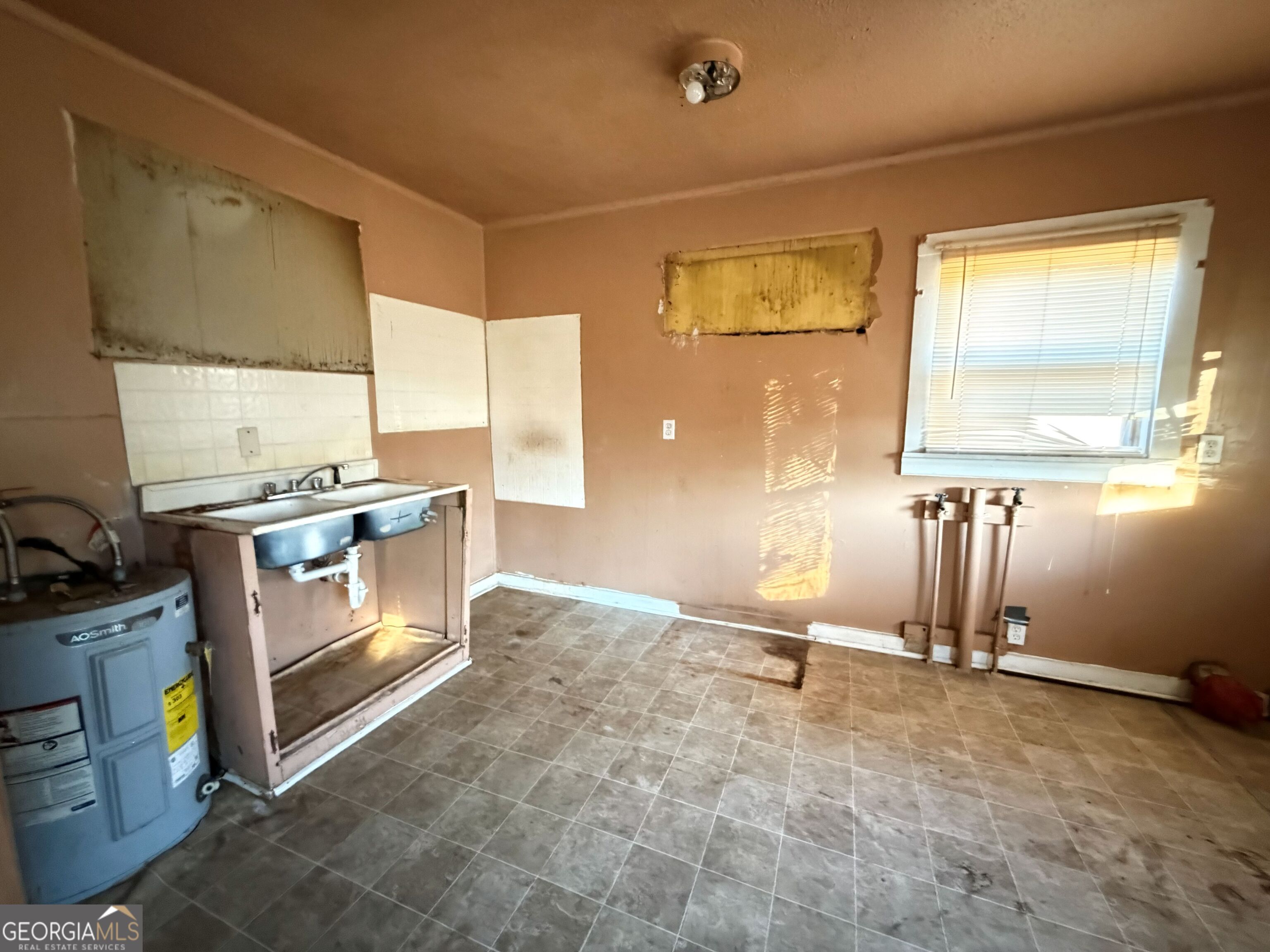 1502 E Roosevelt AVE