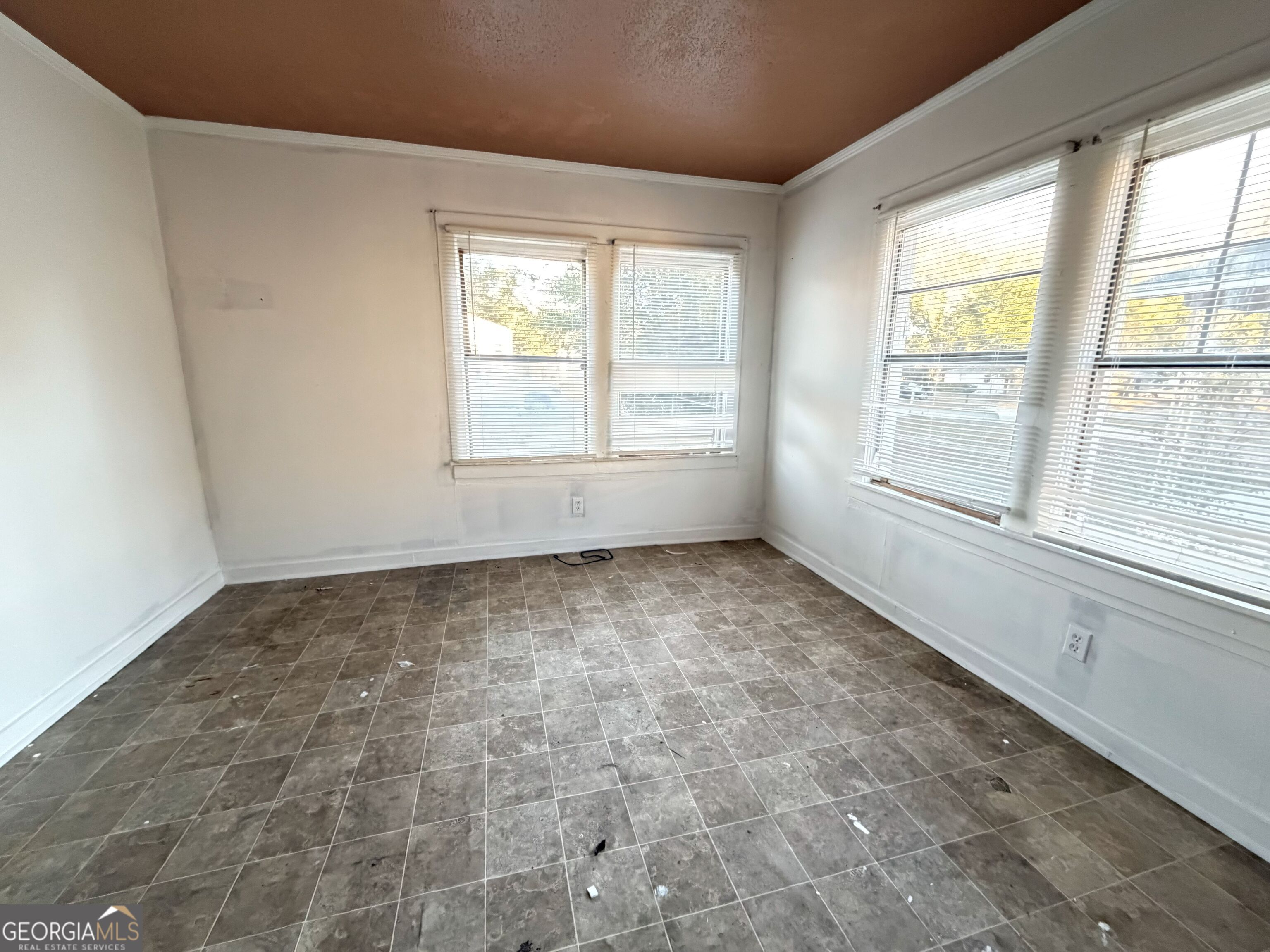 1502 E Roosevelt AVE