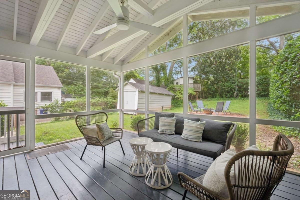 211 Greenwood CIR