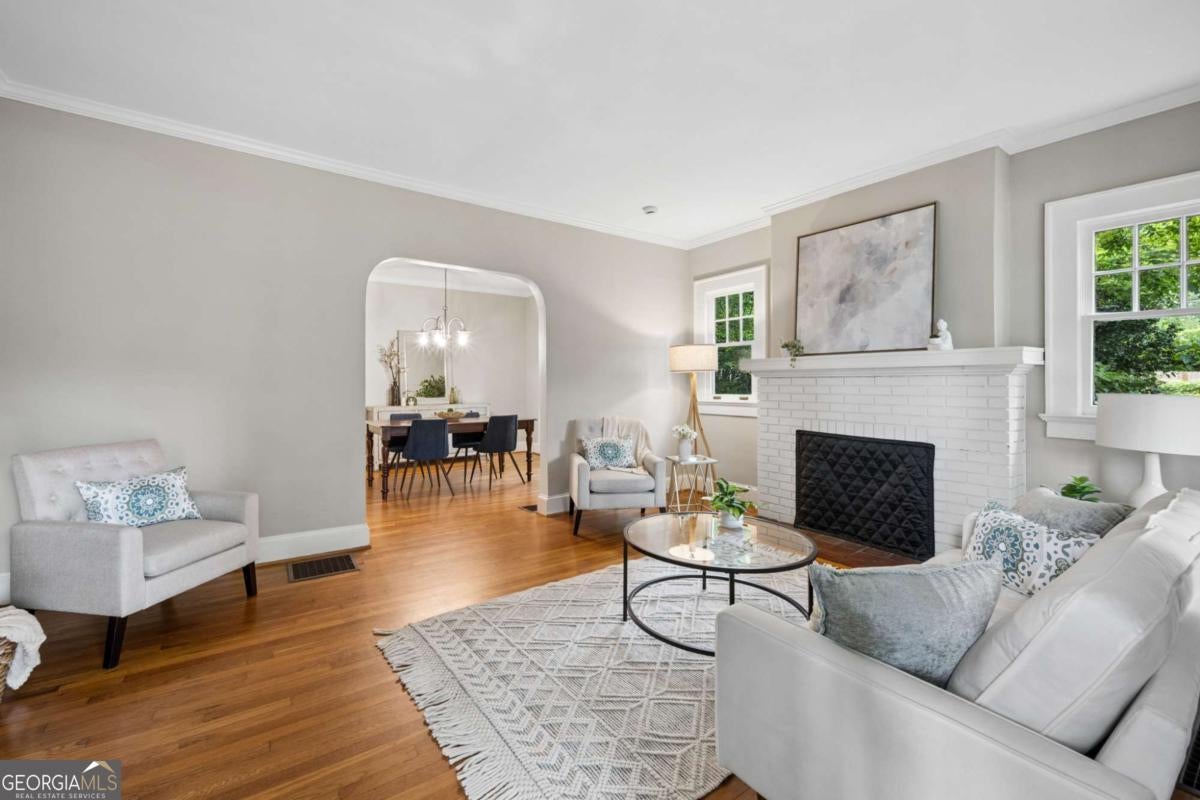 211 Greenwood CIR