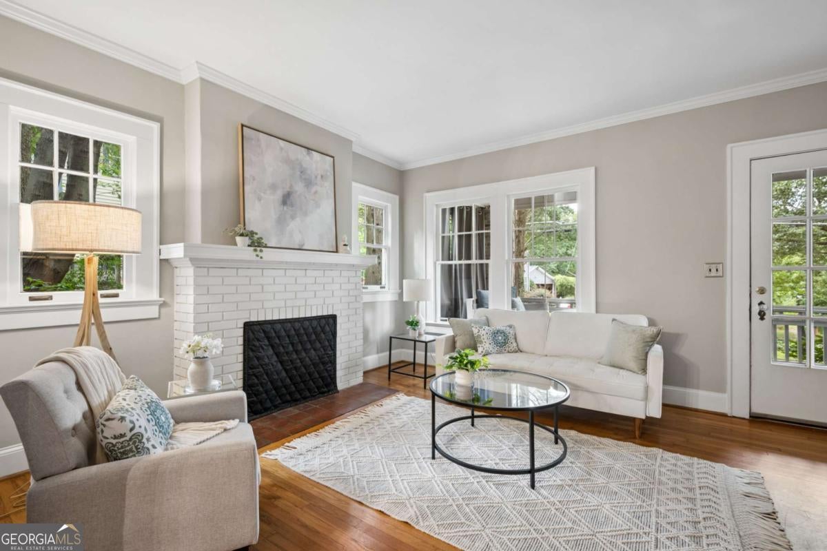 211 Greenwood CIR