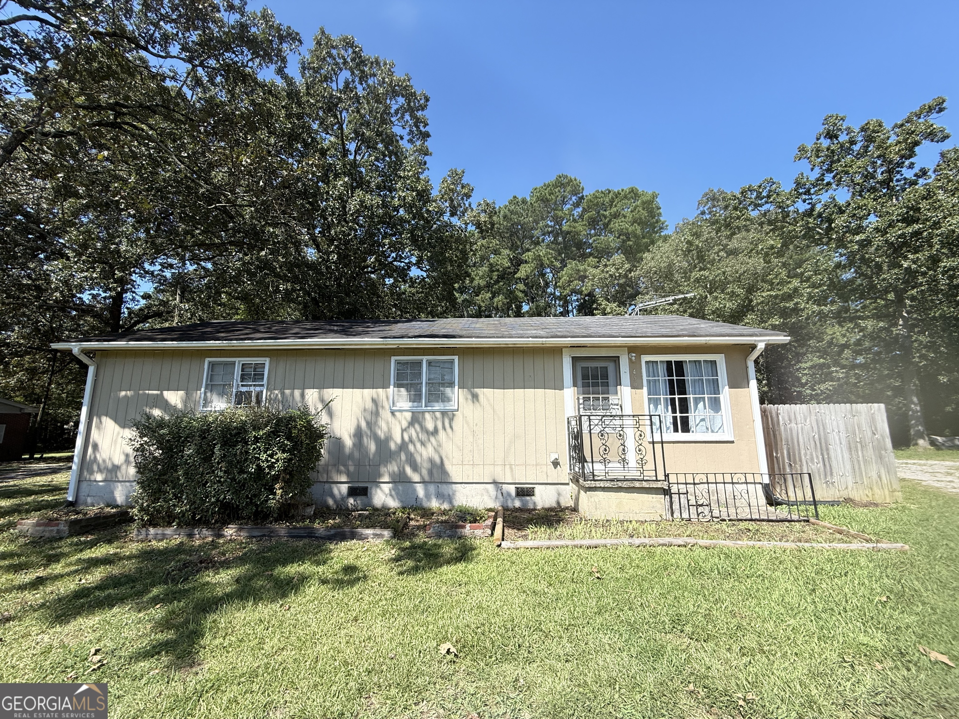 Armuchee: 2 bedroom, 1 bath house. Includes stove and refrigerator. Has washer/ dryer hook-ups, 1 heat/cool unit, 1 window AC unit. Fireplace has electric heat. Stove uses propane gas. Water included. Shared driveway, fenced back yard. Pet possible with a non-refundable pet fee. **All applications are to be submitted through our website- https://www.hardyrealtyrentals.com/vacancies