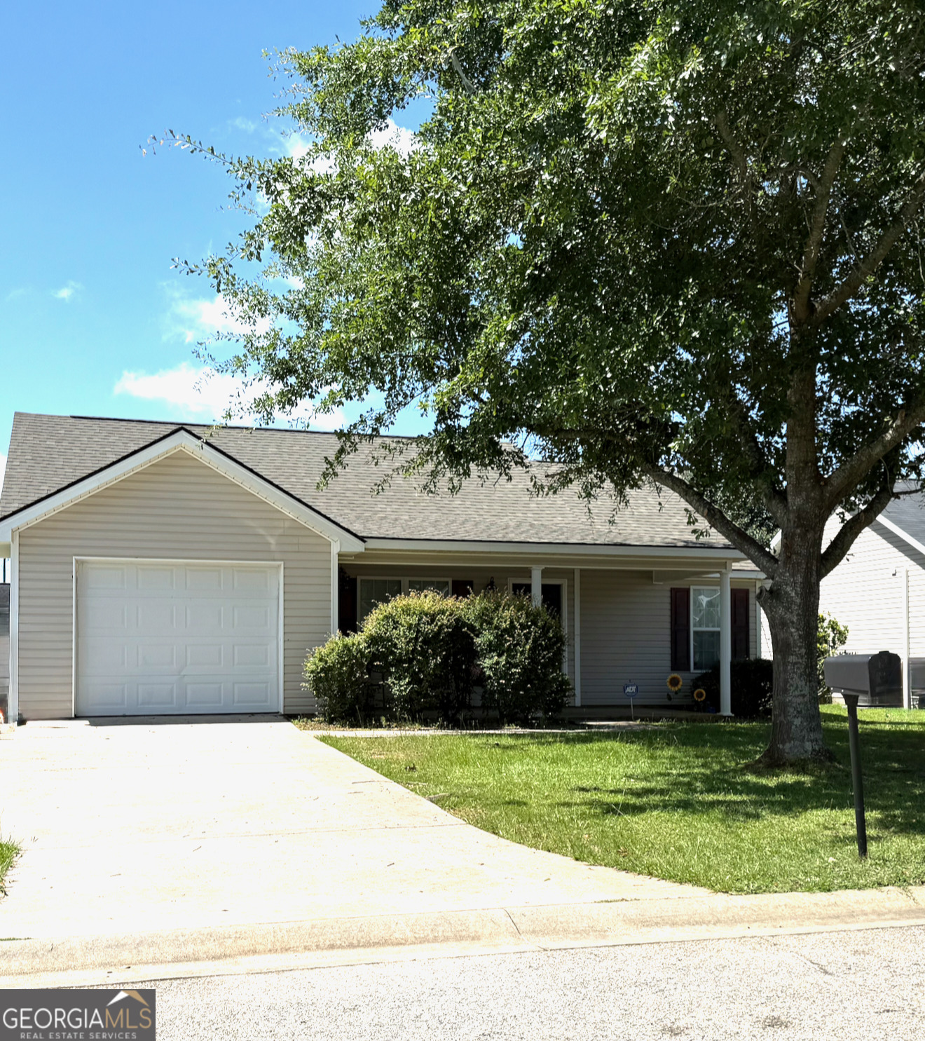 Neighborhood located within minutes of shopping. Home is also zoned for desirable Veterans High School district. Home has large great room with double sided fireplace between eat in kitchen.