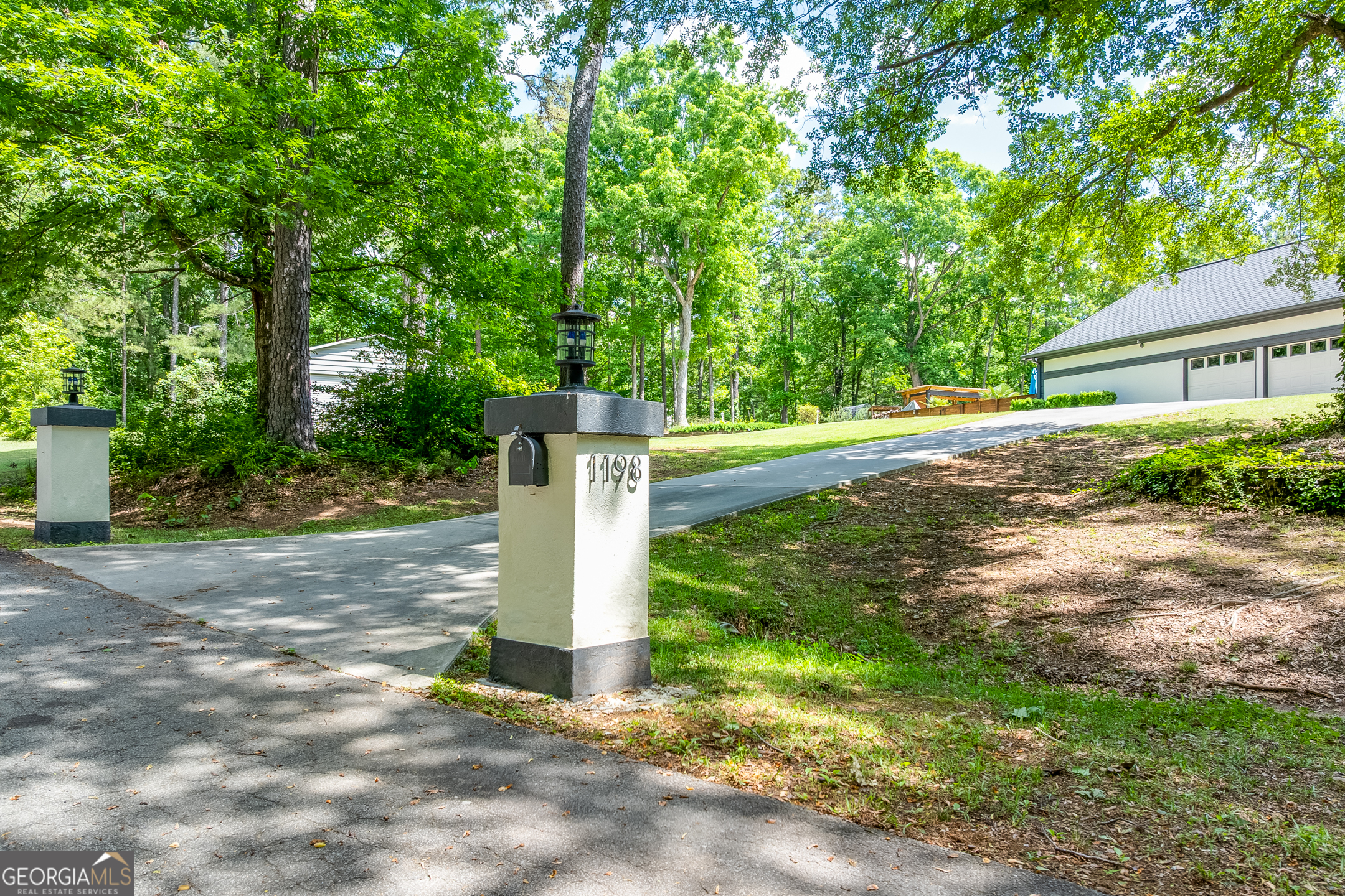1198 Lakeshore Drive