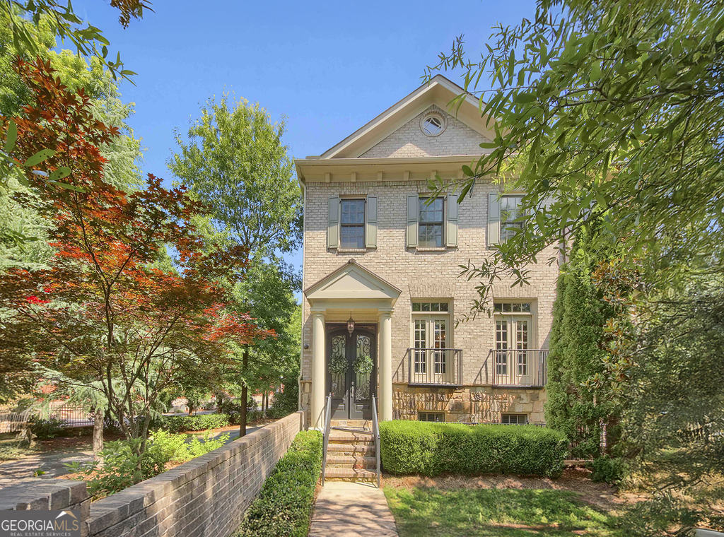 Imagina un estilo de vida donde los fines de semana son para explorar una vibrante oferta gastronomica y no para hacer trabajos de jardineria. Perfectamente ubicada en el punto ideal donde la sofisticacion de Buckhead se encuentra con la energia de Brookhaven, esta exquisita casa adosada ofrece una vida sin complicaciones en una ubicacion codiciada. Sal por tu elegante y segura puerta doble de acero y, a pocos pasos (o en un Uber de $10), descubre cientos de restaurantes, boutiques y la comodidad de MARTA, con lo mejor de Atlanta al alcance de tu mano. Al regresar, no podras creer lo tranquila que es esta casa a pesar de estar justo al lado de Peachtree. Por dentro, el corazon del hogar esta disenado para fomentar la conexion y la comodidad. Imagina recibir a tus amigos sin esfuerzo en la amplia cocina, equipada con una isla de doble cara, una estufa de alta gama marca Wolf y una vinera Sub-Zero. Las encimeras de granito aportan un toque de elegancia y facilidad de limpieza. La sala familiar adyacente, con su distinguido techo artesonado y su acogedora chimenea, es perfecta para relajarse o crear recuerdos inolvidables con tus maravillosos vecinos. Un comedor formal espera ocasiones especiales y el medio bano esta estrategicamente ubicado para mayor comodidad. Sube al generoso dormitorio principal, un verdadero santuario que se extiende a lo ancho de la casa. Imagina relajarte en tu area de descanso o disfrutar una manana tranquila, sin preocuparte del mantenimiento exterior. El bano, inspirado en un spa, ofrece un escape rejuvenecedor con una ducha independiente con mampara de vidrio, una lujosa banera, lavabos dobles y un tocador adicional. El vestidor tipo walk-in ofrece amplio espacio de organizacion. El dormitorio/oficina en el primer nivel con bano completo brinda flexibilidad para invitados o una oficina en casa. El hueco preinstalado para elevador ofrece la posibilidad de agregarlo en el futuro, y actualmente sirve como espacio de almacenamiento adicional. Amplia tu espacio de vida hacia el patio privado al aire libre, con una terraza de material compuesto de bajo mantenimiento y un toldo iluminado personalizado para disfrutar durante todo el ano. Imagina hacer barbacoas facilmente con la linea de gas dedicada y la comodidad de una linea de agua ya instalada: olvidate de cargar mangueras! El patio delantero cercado ofrece un espacio seguro para tus mascotas. Disfruta de la comodidad de un garaje para dos autos, entrada privada y sistema de seguridad. Ademas, el sistema de sonido envolvente integrado mejora tu vida diaria. Obten mayor confort con dos sistemas HVAC nuevos y mejorados, mayor seguridad con una puerta principal doble de acero y una nueva puerta de garaje peatonal reforzada, y la facilidad de gas y agua conectados a la nueva terraza Trex con toldo electrico iluminado y sensor de viento. La iluminacion y ventiladores mejorados, una vinera y despensa personalizada, encimeras de granito, persianas y closets hechos a medida, y una chimenea tallada a mano contribuyen a una sensacion de lujo con bajo mantenimiento. Esta no es simplemente una casa adosada; es la clave para una vida vibrante, conveniente y amigable en una de las zonas mas deseadas de Atlanta. Imagina la facilidad de caminar a cenar, las charlas amistosas con tus excelentes vecinos y la libertad del mantenimiento exterior. Olvidate de las facturas de agua, la recoleccion de basura y el mantenimiento exterior: todo esta incluido en una asociacion de propietarios bien administrada! Agenda tu visita privada hoy y entra en una vida de disfrute sin esfuerzo.