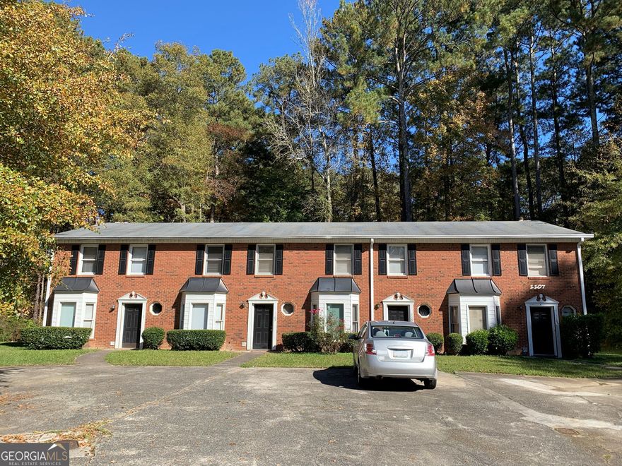 2 BEDROOM END UNIT WITH PRIVATE BATHROOM AND 2 CLOSETS IN EACH BEDROOM, 2 LINEN CLOSETS, NEW PAINT, KITCHEN WITH SS APPLIANCES AND LVP FLOORING THROUGHOUT MAIN LEVEL. CLOSE TO LOCAL COLLEGE & DINING/SHOPPING. NO SMOKING. NO PETS. GOOD CREDIT HISTORY IS REQUIRED. OWNER/AGENT.