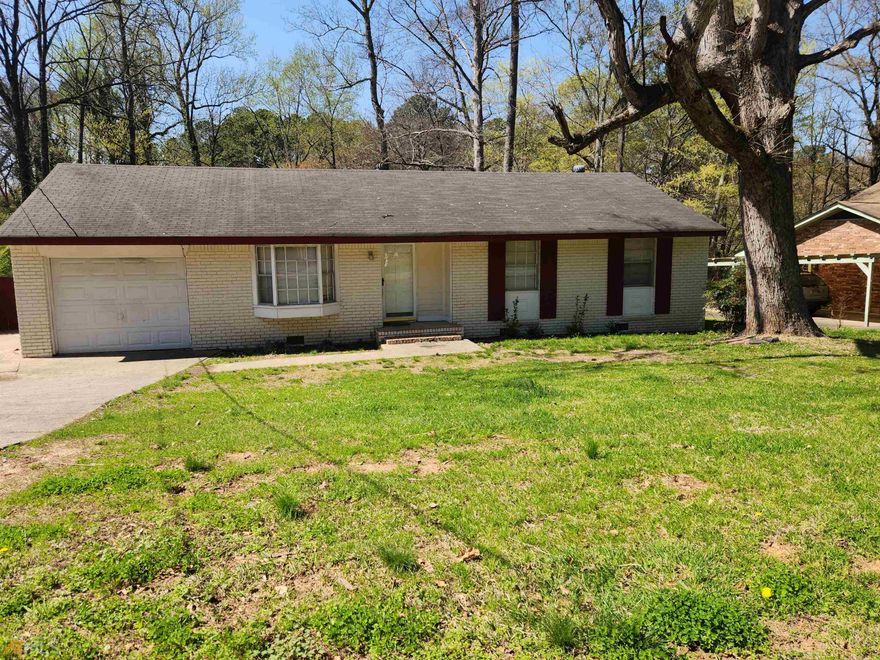 4 SIDED BRICK HOUSE IN FOREST PARK.  READY TO MOVE IN. 3 BEDROOMS AND 2 FULL BATH.  1 CAR GARAGE, SCREENED BACK PORCH. COMPLETELY FENCED IN. NEW APPLIANCES AND NEW CARPET IN BEDROOMS.  FRESHLY PAINTED.