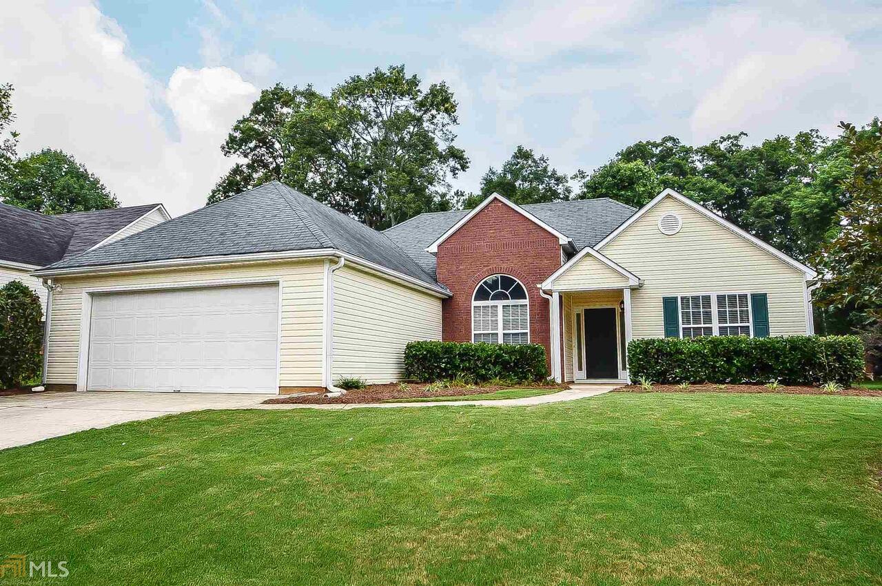 well-maintained 3-bedroom, 2-bathroom ranch-style home offers the perfect blend of comfort and convenience. Featuring a brand-new roof, driveway parking, and a spacious 2-car garage, this home is move-in ready. Inside, you'll find an eat-in kitchen perfect for casual meals, as well as a formal dining room for entertaining. The large master bedroom includes a large walk-in closet and en-suite bath. Cozy up by the fireplace in the living room or enjoy the privacy of the fully fenced backyard-ideal for relaxing or outdoor gatherings. Located cul-de-sac street and zoned for Dacula schools. Owner-managed and available for occupancy on August 31, 2025.