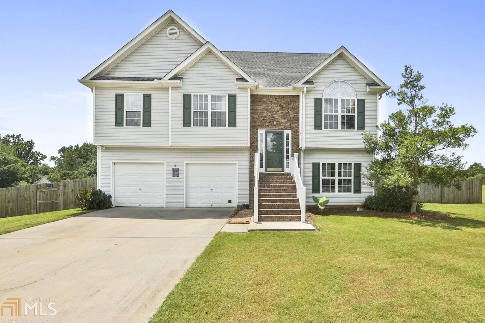 CHECK OUT THIS INCREDIBLE 4BR/3BA SPLIT LEVEL HOME ON GRIFFIN'S NORTHSIDE. CONVENIENT LOCATION - GREAT FOR COMMUTERS. 2-STORY FORYER ENTRANCE. OVER-SIZED LIVING ROOM W/FIREPLACE. OPEN, EAT-IN KITCHEN W/SOLID WOOD CABINETS, BREAKFAST AREA, & PANTRY. SEPARATE DINING ROOM. LARGE MASTER SUITE W/TRAY CEILING & WALK-IN CLOSET. MASTER BATH W/DUAL VANITIES, SEPARATE SOAKING TUB & SHOWER, & PRIVATE WATER CLOSET. 2 ADDITIONAL BEDROOMS UP W/FULL BATH. DOWNSTAIRS FEATURES TEEN SUITE OR IN-LAW SUITE W/LARGE BERDOOM, WALK-IN CLOSET & FULL BATH. WORKOUT ROOM/STORAGE. 2-CAR ATTACHED GARAGE. COMPLETELY FENCED BACKYARD W/LARGE DECK - GREAT FOR ENTERTAINING, & ABOVE GROUND POOL. CALL AGENT FOR A PRIVATE TOUR TODAY!