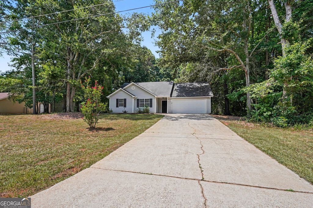 Photo of 560 E Country Woods Drive, Covington, GA 30016 (MLS # 10806423)