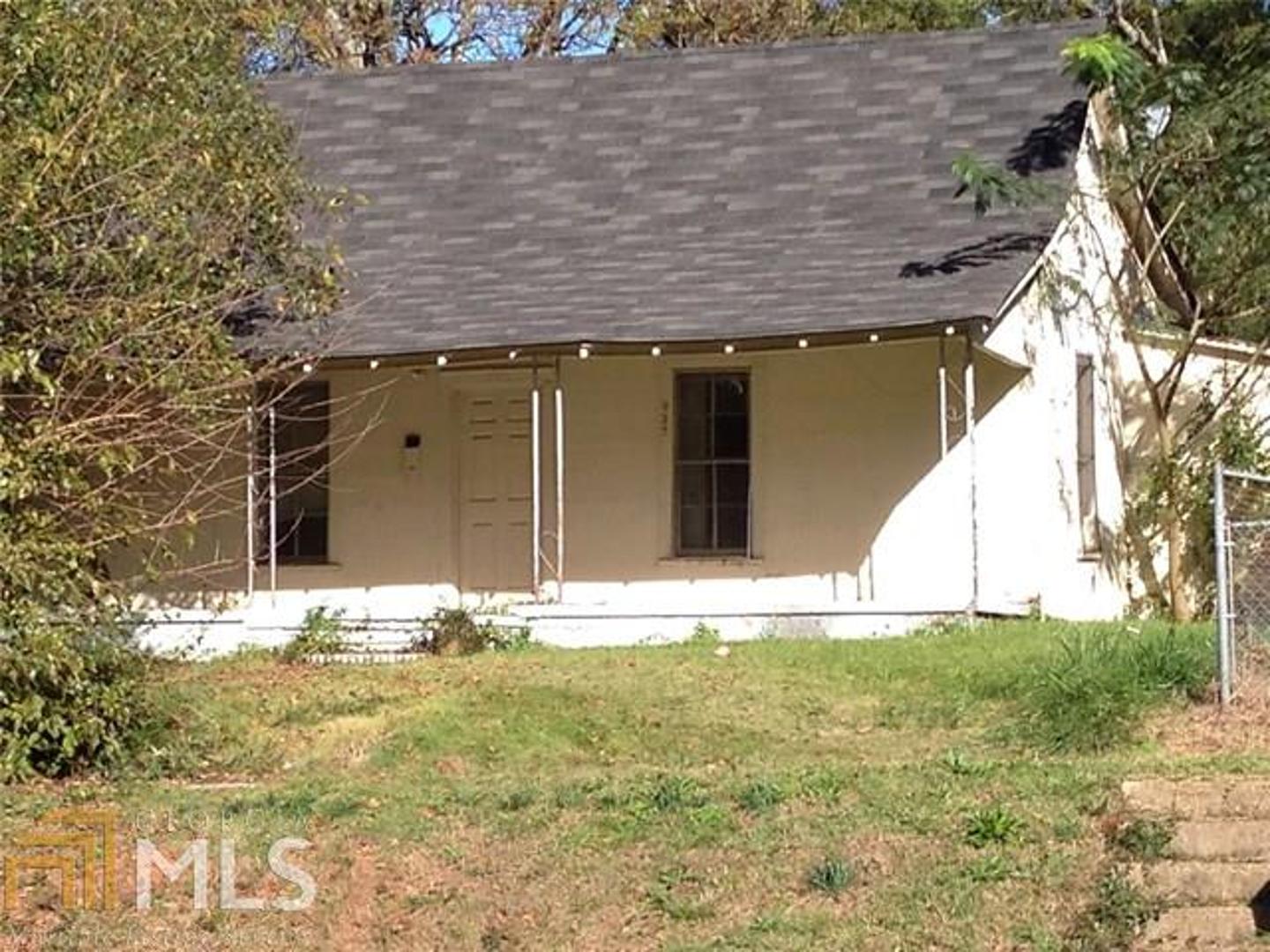 Handyman Special! Great rental investment opportunity. Owner will sell as a package with MLS # 7544724 & 7544743 for a discounted price of $25,000. Agent is relative of seller.