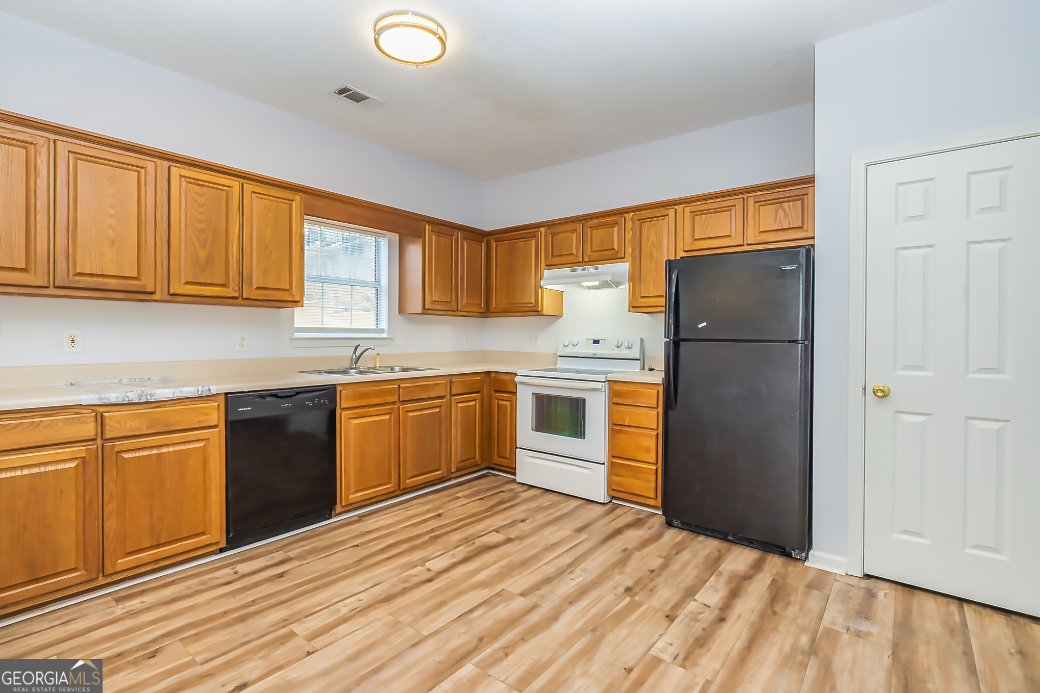 Newnan, Georgia 30263, United States, 3 Bedrooms Bedrooms, ,3 BathroomsBathrooms,Residential,Active,77605