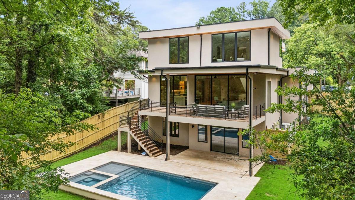 1320 Mayfair DR NE