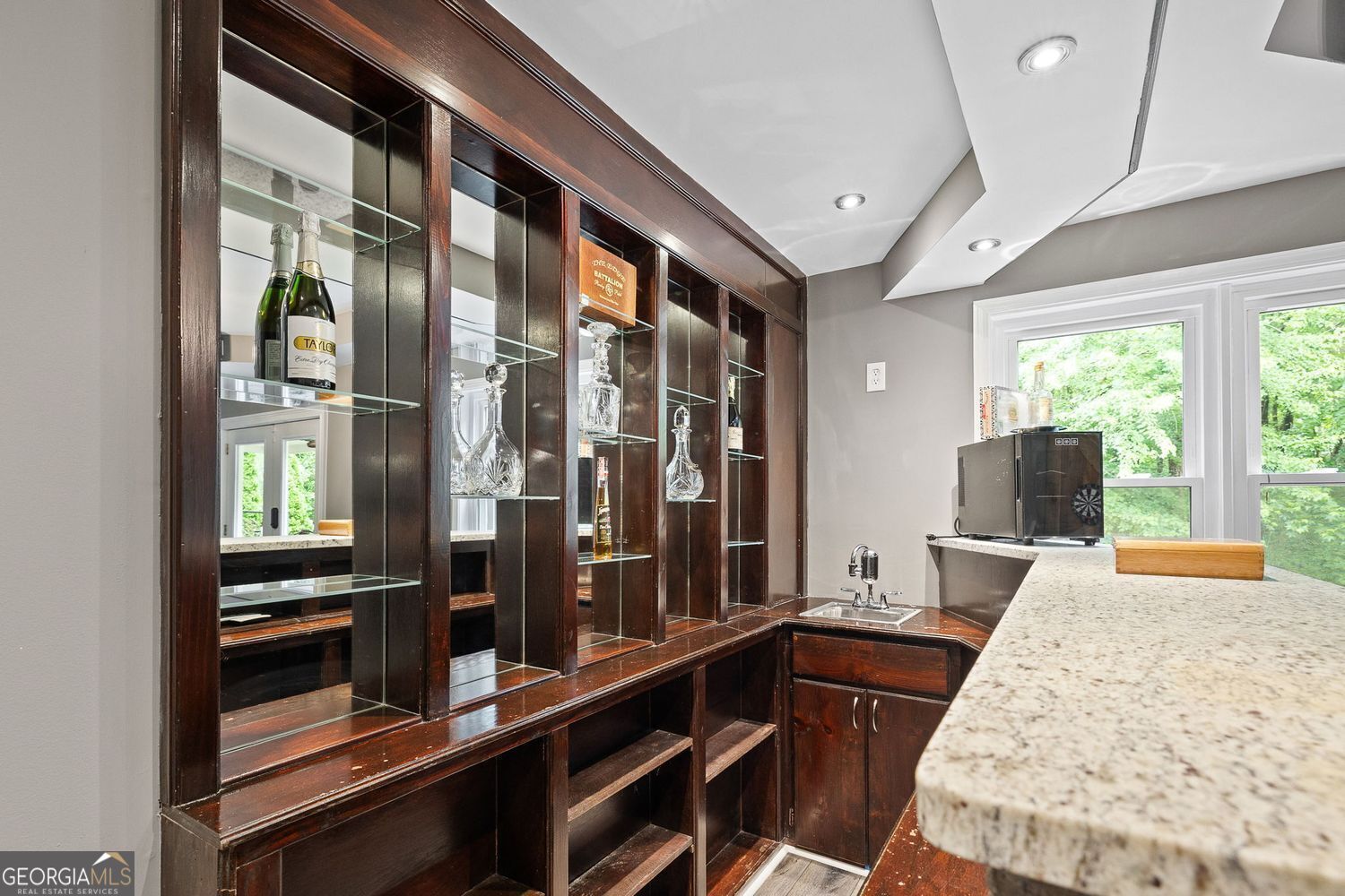 Dunwoody, Georgia 30338, United States, 5 Bedrooms Bedrooms, ,4 BathroomsBathrooms,Residential,Pending,140484