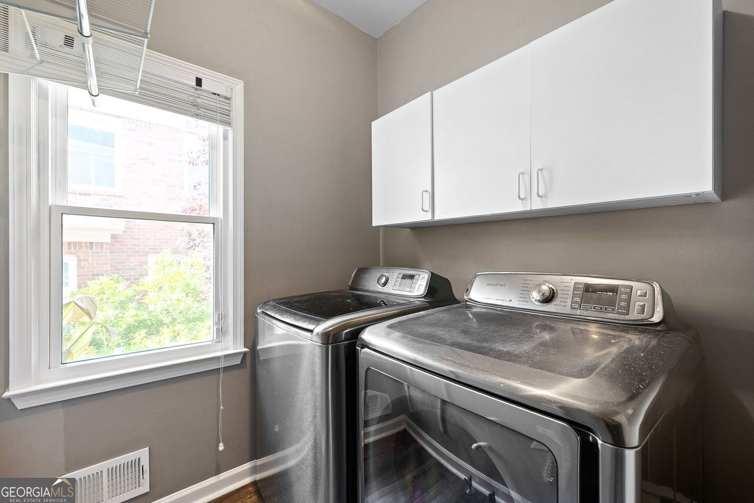 Dunwoody, Georgia 30338, United States, 5 Bedrooms Bedrooms, ,4 BathroomsBathrooms,Residential,Pending,140484