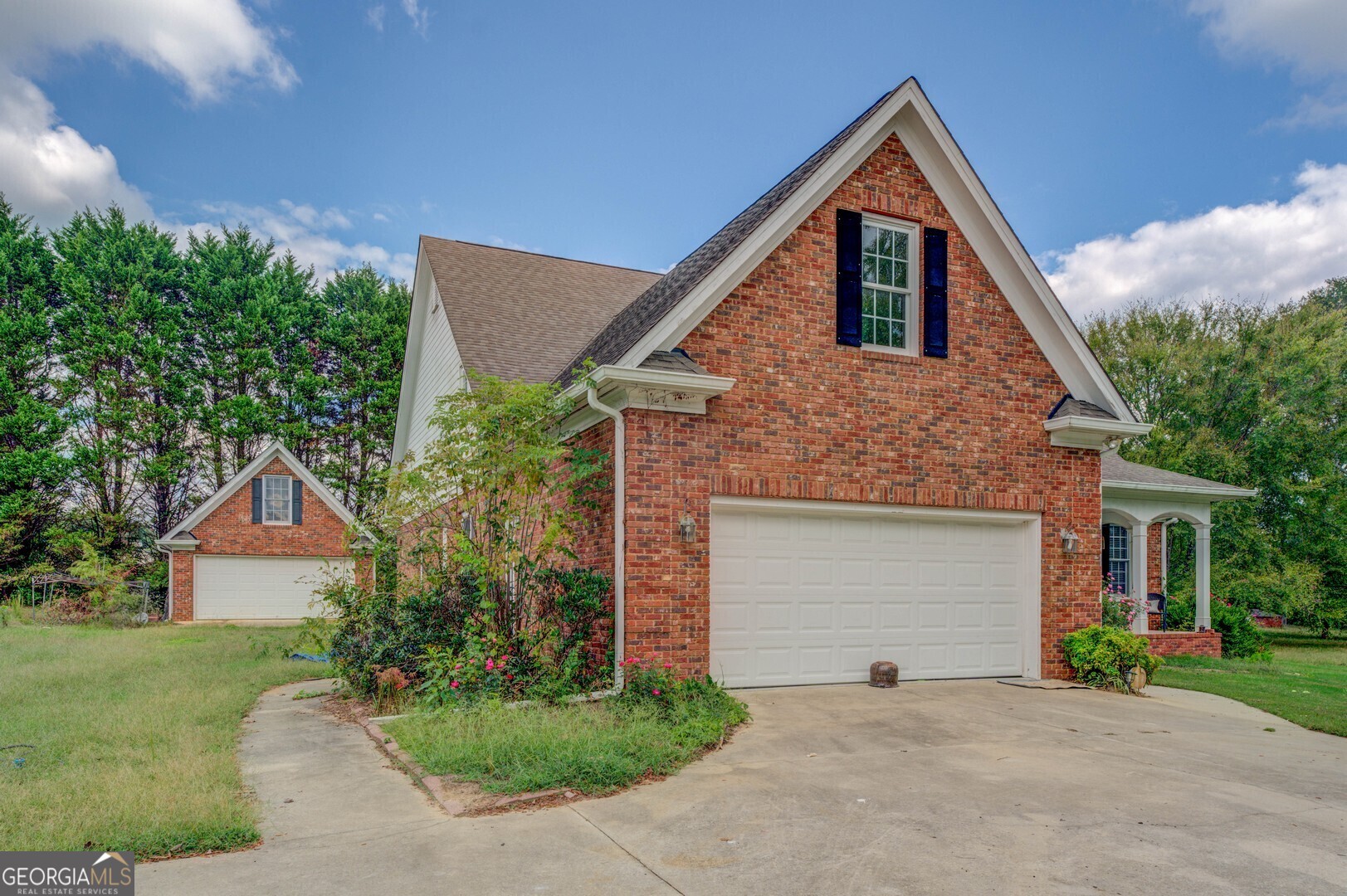 557 Arrowhead CIR
