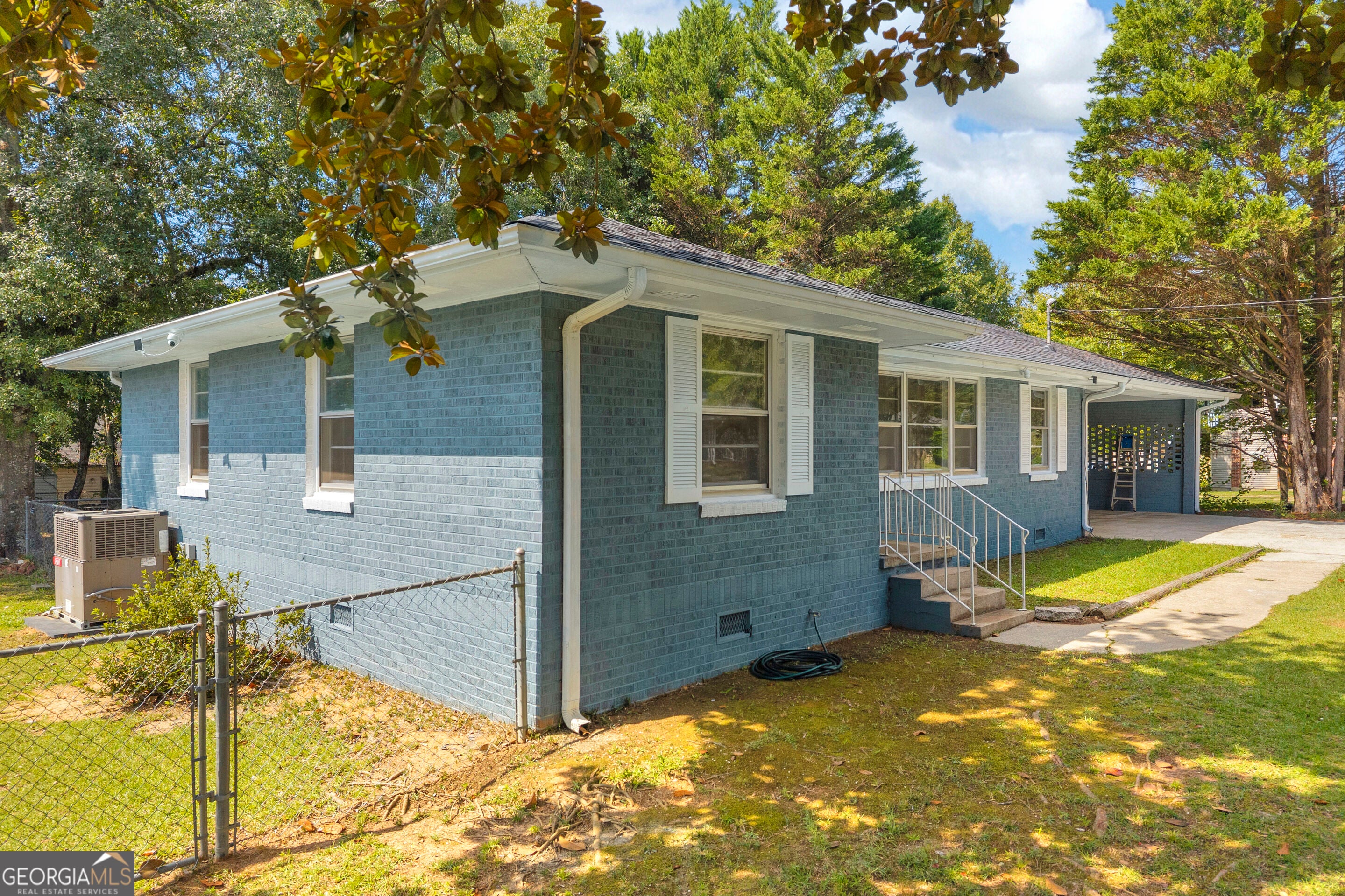 312 Hilltop LN