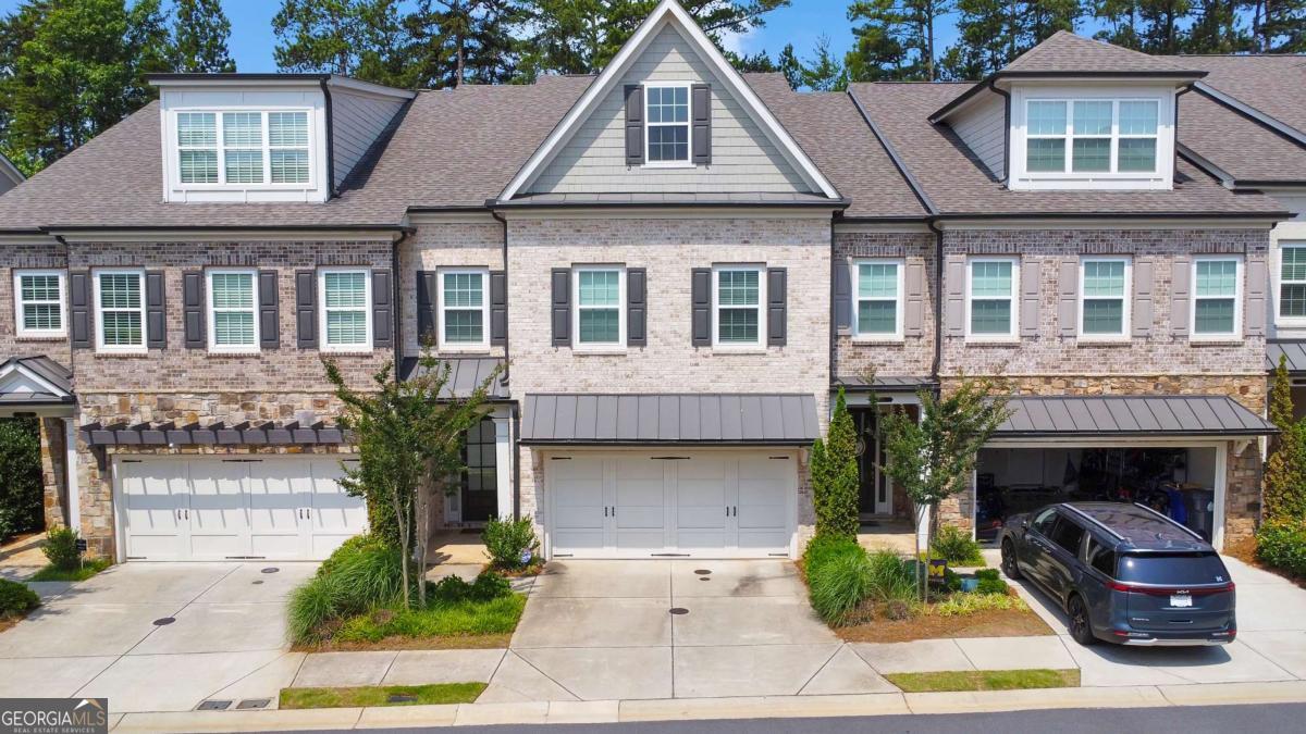Stylish 3BR/ 2.5BA townhome in gated Havenridge! This light-filled home features hardwoods, crown molding, and an open layout perfect for entertaining. Chef's kitchen boasts stone counters,white cabinets, stainless appliances, island seating, walk-in pantry, and direct garage access. Dining room includes wet bar/storage. Upstairs, the primary suite offers a sitting room, spa-like bath, huge walk-in closet w/ laundry access. Loft plus two secondary bedrooms share a full bath. Private fenced patio/green space. Community pool, firepit, and security entry. Top Cobb county schools, minutes to Marietta Square, Downtown Roswell, parks, golf, and nature trails.