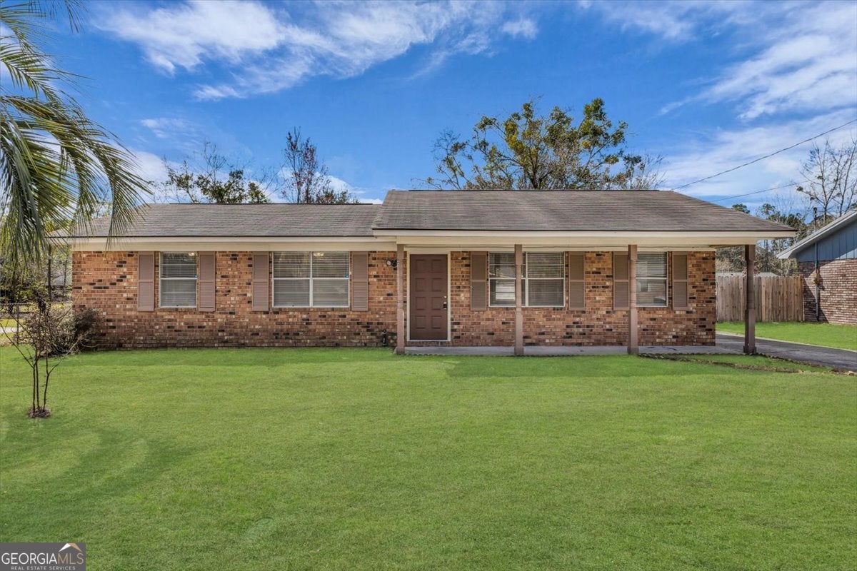 121 Deerwood CT