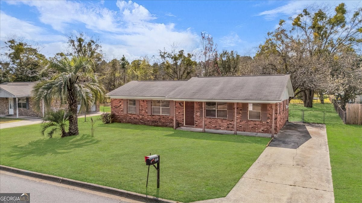 121 Deerwood CT
