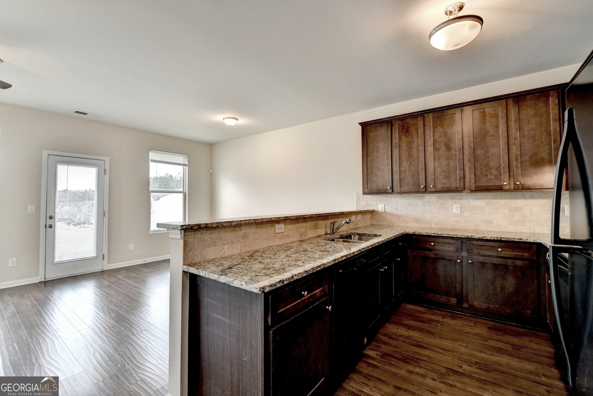 5831 Taka LN