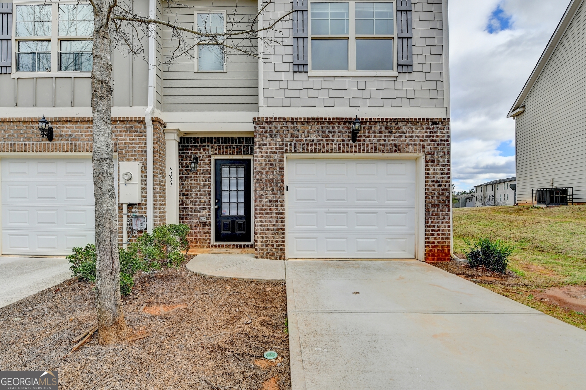 5831 Taka LN