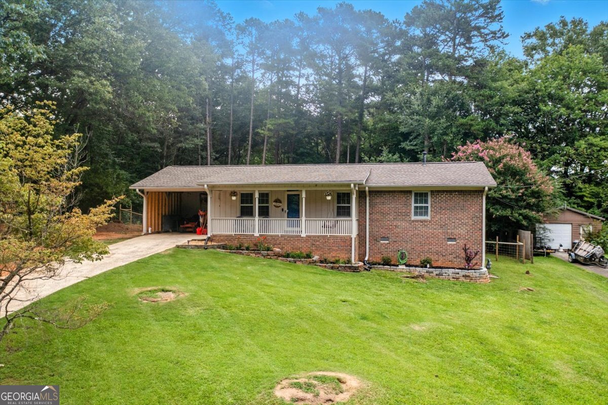 Perfect starter home with gorgeous landscaped gardens in front! This 3,2 with fenced back yard is the perfect home to fit your dream vision! Brick ranch all on one level, covered front porch with swing, and a great interior flow. Make your appointment to see this one today!