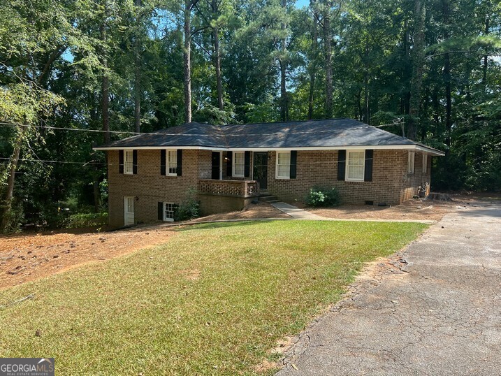 Renovated 2 Bedroom, 1 Bath duplex in the heart of Covington and just minutes from the square downtown. The duplex features an spacious family room, granite kitchen with stainless steel appliances, large bedrooms, bath, laundry room, covered back patio & ample parking. Conveniently located close to I-20, shopping, dining & entertainment.