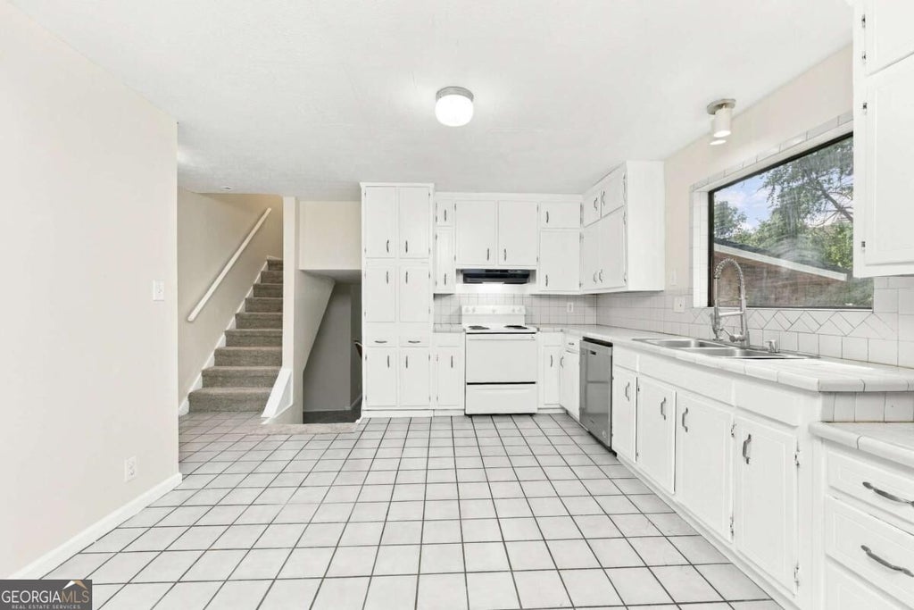 Photo of 2576 Glenrock Drive, Decatur, GA 30032 (MLS # 10854822)