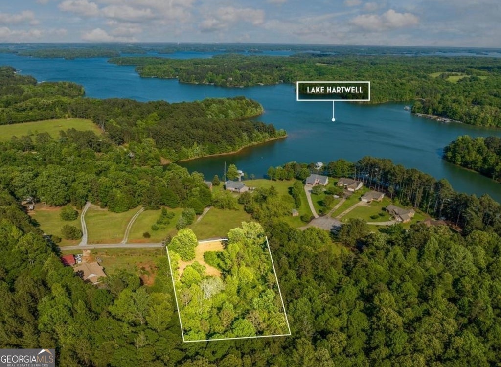 Photo of 424 Harbor Point Circle #LOT 8, Hartwell, GA 30643 (MLS # 10798840)